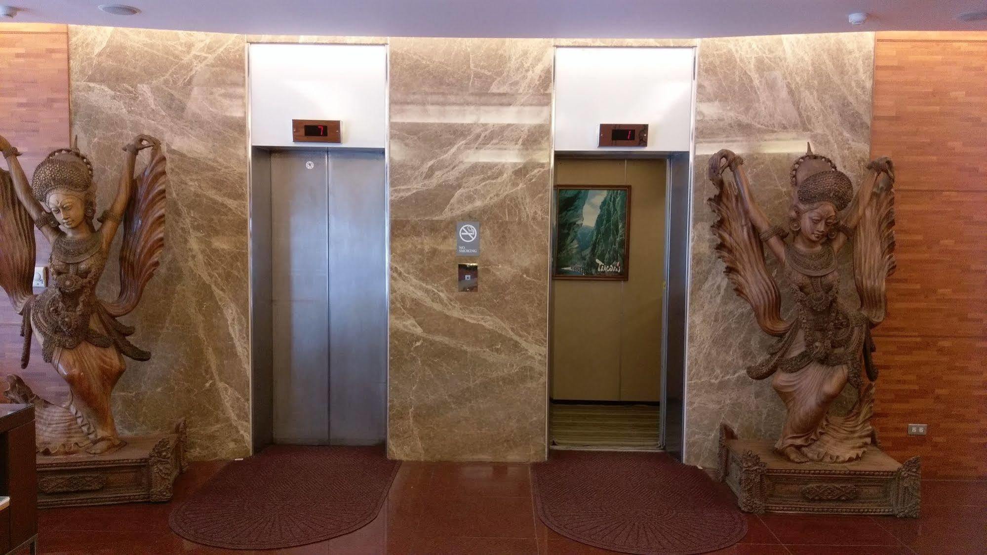 טאינאן The Premier Hotel מראה חיצוני תמונה