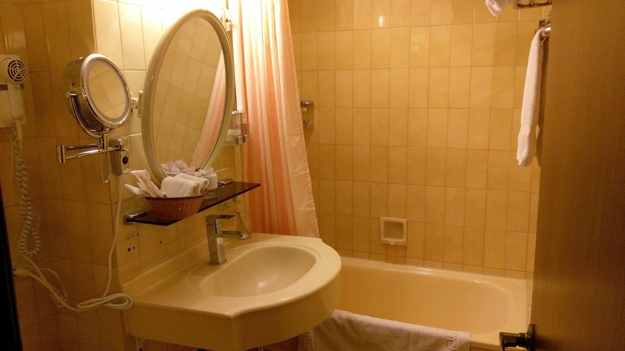טאינאן The Premier Hotel מראה חיצוני תמונה