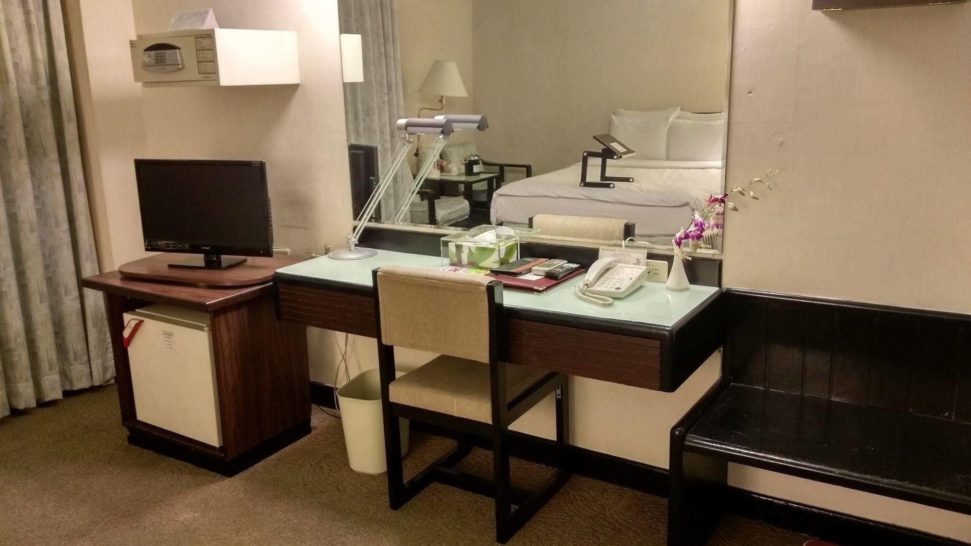 טאינאן The Premier Hotel מראה חיצוני תמונה