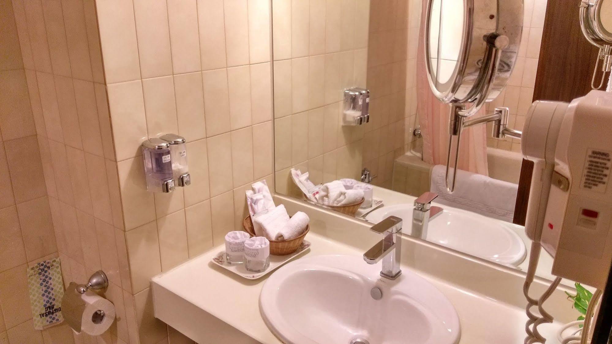 טאינאן The Premier Hotel מראה חיצוני תמונה